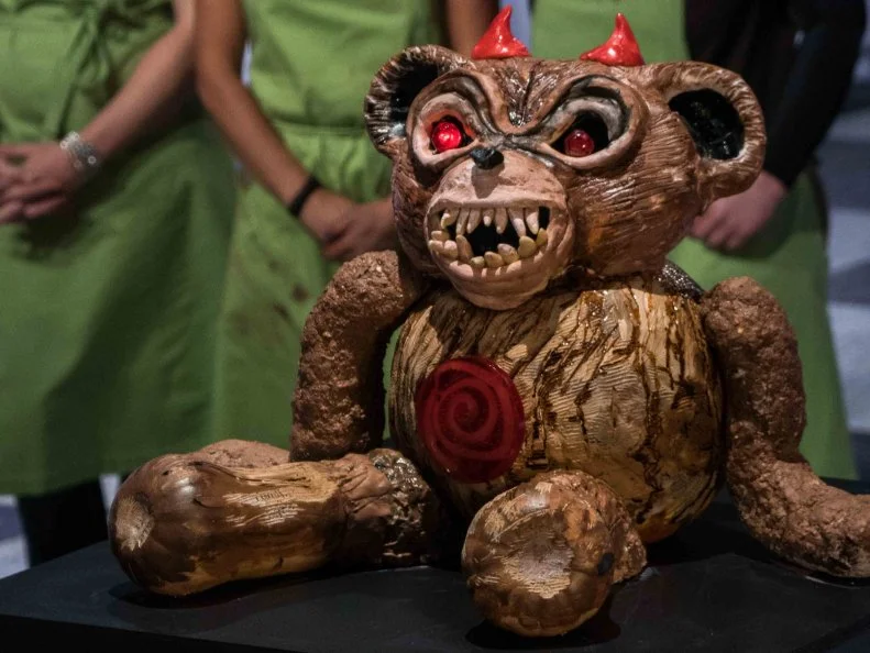 For the Small Scare Challenge, teams had to create a cuddly stuffed animal’s evil twin, who wants revenge for it’s cuddle-free life; MALICIOUS MAVENS: Lisa Barker (Pumpkin Carver), Haley Popp (Cake Decorator), & Kelsee Newman (Sugar) Created an evil Teddy bear that hypnotizes children won them this challenge, as seen on Halloween Wars, Season 9.