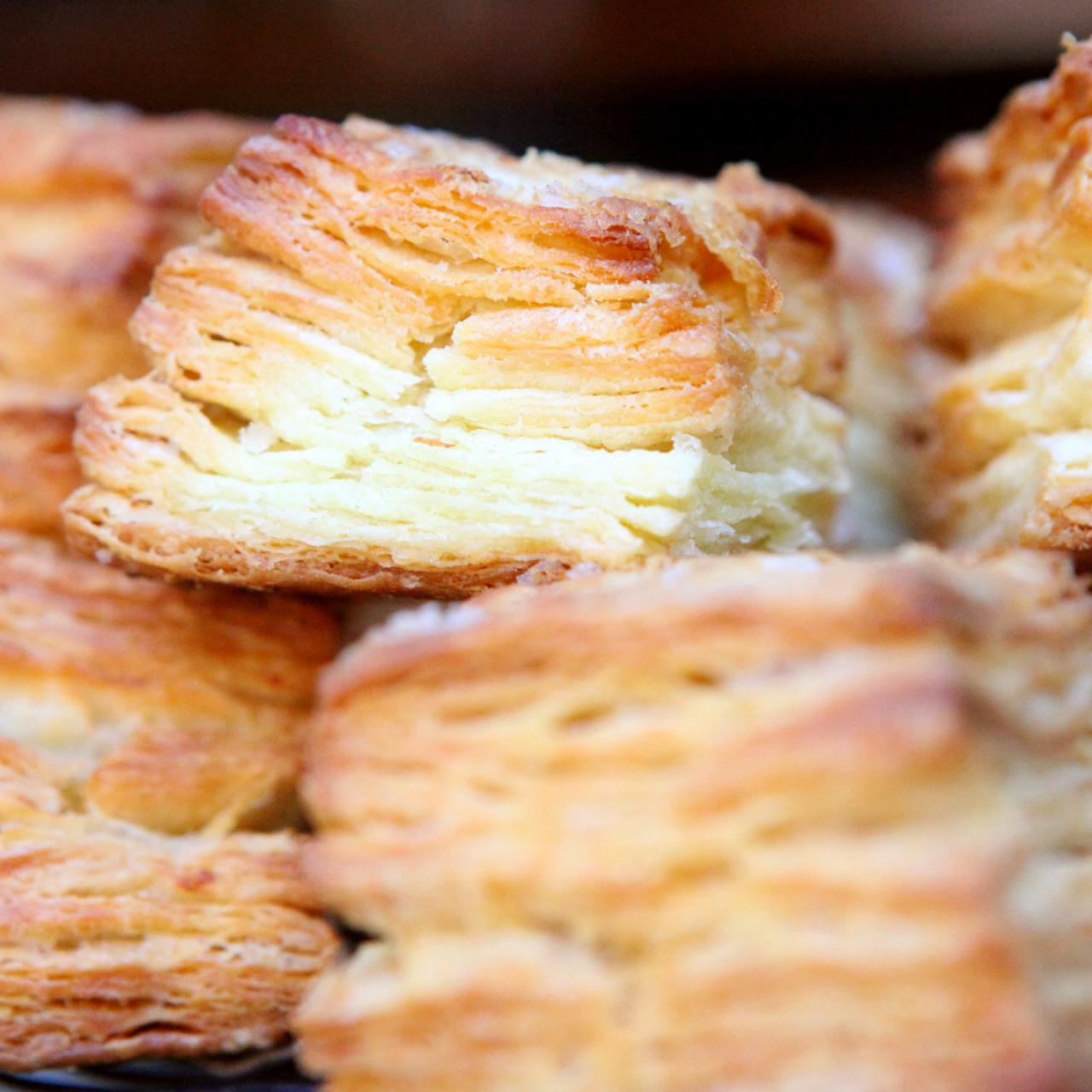 https://food.fnr.sndimg.com/content/dam/images/food/fullset/2019/7/16/10/flaky-buttermilk-biscuits-7131325.jpg.rend.hgtvcom.1280.1280.suffix/1563299435687.jpeg