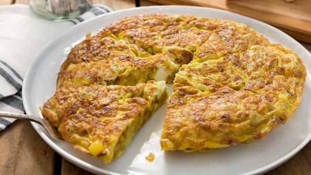 https://food.fnr.sndimg.com/content/dam/images/food/fullset/2019/7/16/10/spanish-omelette-tortilla-espaola-7131360.jpg.rend.hgtvcom.616.347.suffix/1563299473830.jpeg