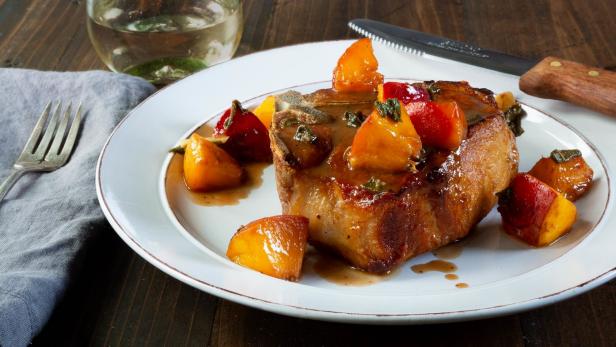 Pork Chops with Glazed Peaches_image