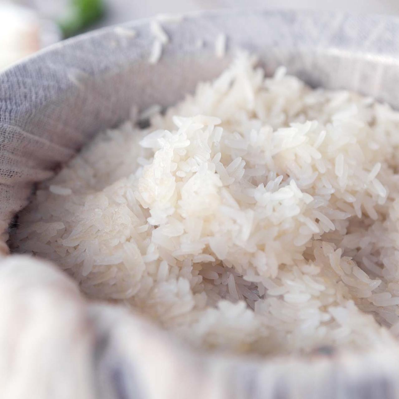 https://food.fnr.sndimg.com/content/dam/images/food/fullset/2019/7/16/2/thai-sticky-rice-7126472.jpg.rend.hgtvcom.1280.1280.suffix/1563298402885.jpeg