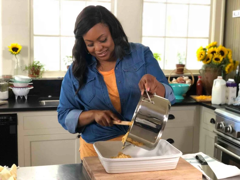 Kardea pouring mac and cheese
