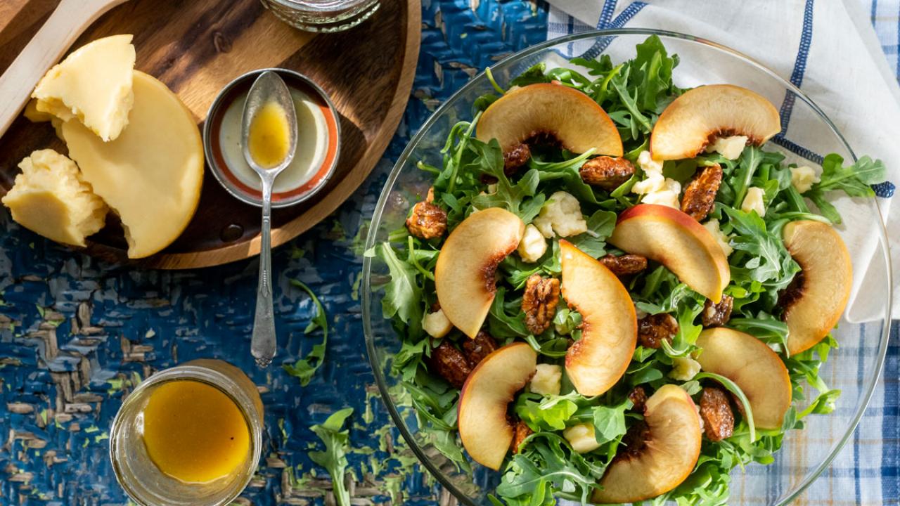 https://food.fnr.sndimg.com/content/dam/images/food/fullset/2019/8/13/QK0102_peach-salad_s4x3.jpg.rend.hgtvcom.1280.720.suffix/1565713469372.jpeg