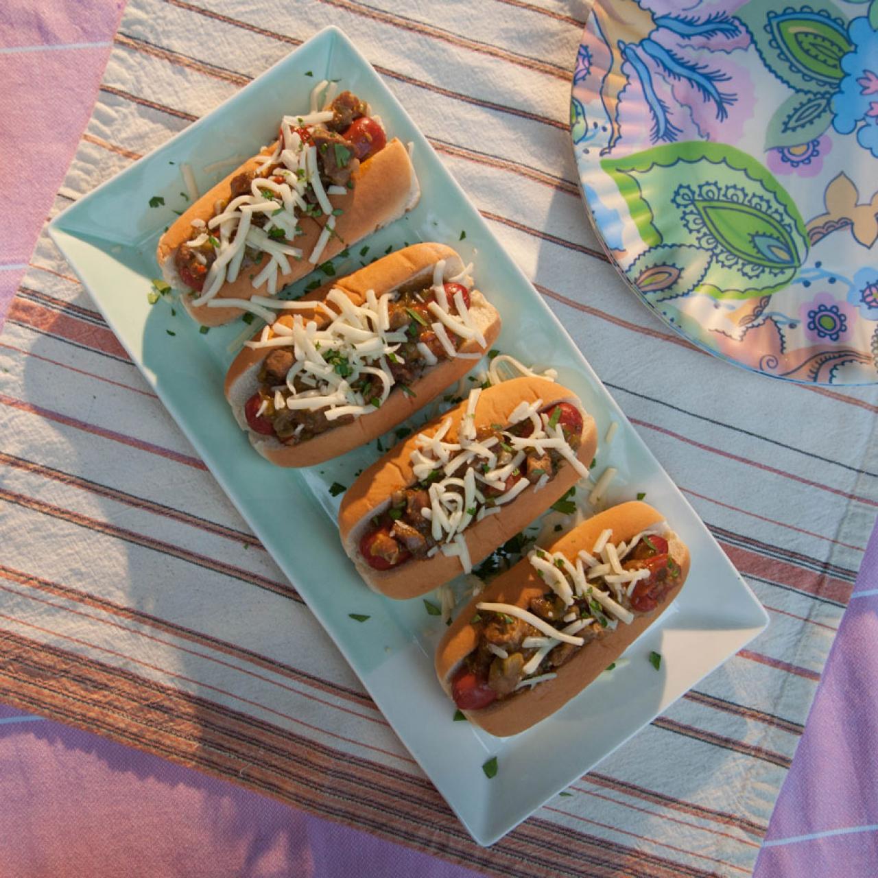 https://food.fnr.sndimg.com/content/dam/images/food/fullset/2019/9/11/YW1501_pork-green-chile-dogs_s4x3.jpg.rend.hgtvcom.1280.1280.suffix/1568225003014.jpeg