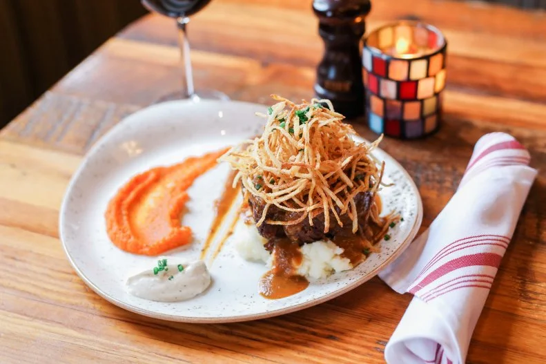 In Boise, locals head to Fork, a farm-to-table restaurant, for flavorsome dishes, including the coveted short ribs. The beef is slowly braised in local red wine until tender and falling off the bone status. Its accompaniments are carrot puree, horseradish cream and butter mashed Idaho potatoes topped off with Idaho “potato hay,” which are sure to set you into a beautiful food coma.