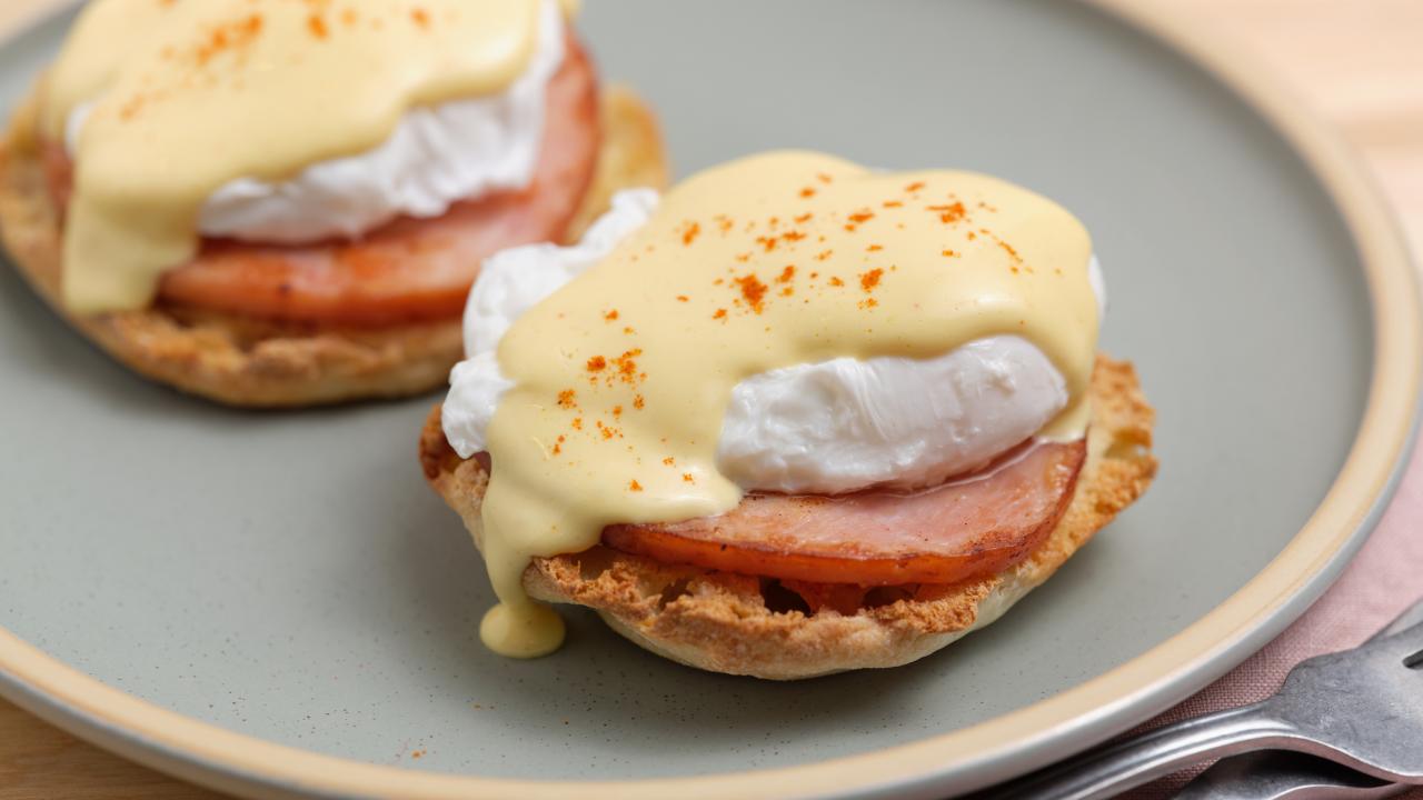 https://food.fnr.sndimg.com/content/dam/images/food/fullset/2019/9/3/0/FNK_the-best-eggs-benedict_H_s4x3.jpg.rend.hgtvcom.1280.720.suffix/1567536803609.jpeg