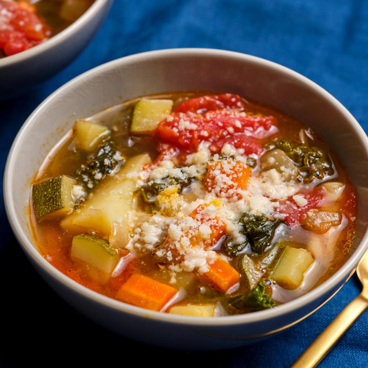 https://food.fnr.sndimg.com/content/dam/images/food/fullset/2019/9/3/0/FNK_the-best-minestrone_H_s4x3.jpg.rend.hgtvcom.1280.1280.suffix/1567523584604.jpeg