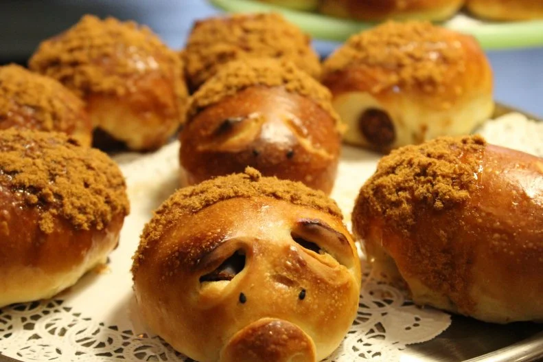 Don’t let the cute pig-face exterior fool you; these sweet and savory pastries are serious business. Filled with housemade linguica sausage and mozzarella and encased in a sweet dough, these make the perfect treat any time of day. While you’re at it, grab one of their famous pasteles de nata (egg tarts), too.