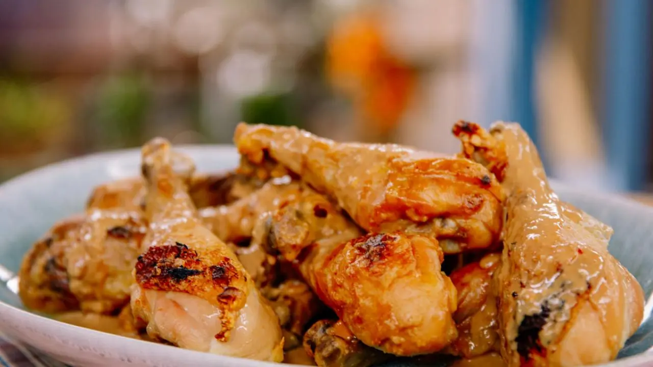 Chicken Legs with Spicy Peanut Sauce