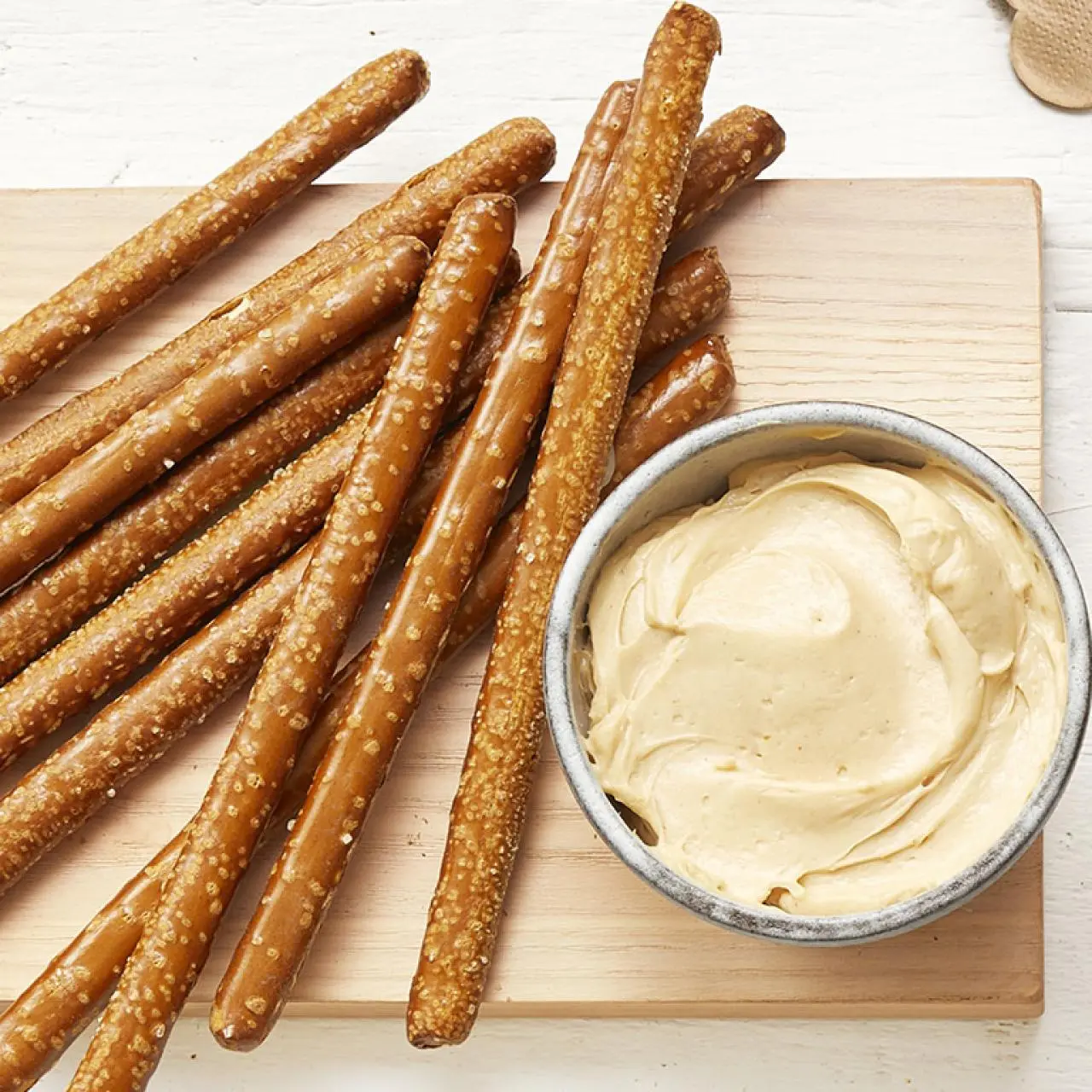 https://food.fnr.sndimg.com/content/dam/images/food/fullset/2020/01/28/0/FNM_030120-Peanut-Butter-Cheesecake-Pretzel-Dip_s4x3.jpg.rend.hgtvcom.1280.1280.suffix/1580236995104.webp