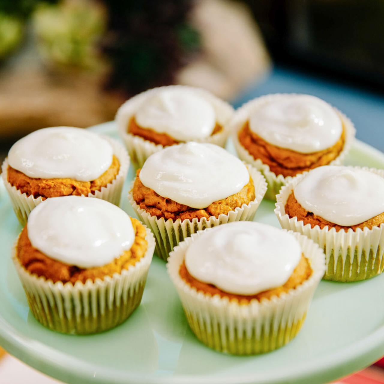 https://food.fnr.sndimg.com/content/dam/images/food/fullset/2020/02/14/KC2402_two-ingredient-cupcakes_s4x3.jpg.rend.hgtvcom.1280.1280.suffix/1581700716172.jpeg