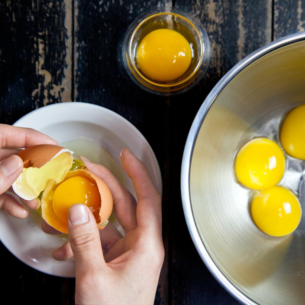 https://food.fnr.sndimg.com/content/dam/images/food/fullset/2020/02/19/he_eggs-cracking-into-bowl-getty_s4x3.jpg.rend.hgtvcom.1280.1280.suffix/1582223247359.jpeg