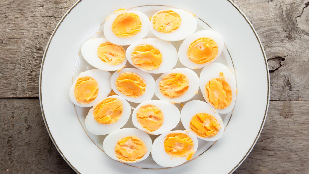 https://food.fnr.sndimg.com/content/dam/images/food/fullset/2020/02/21/he_hard-boiled-eggs-getty_s4x3.jpg.rend.hgtvcom.1280.720.suffix/1582562922873.jpeg