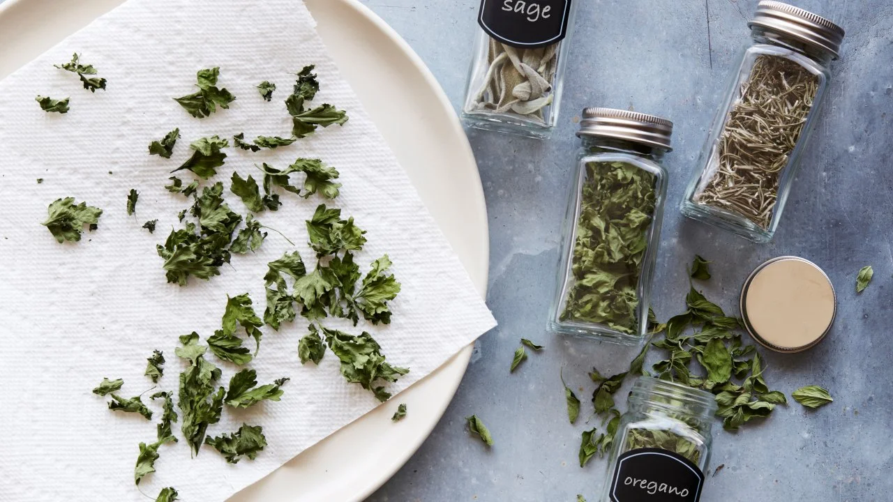 How to Dry Herbs in the Microwave