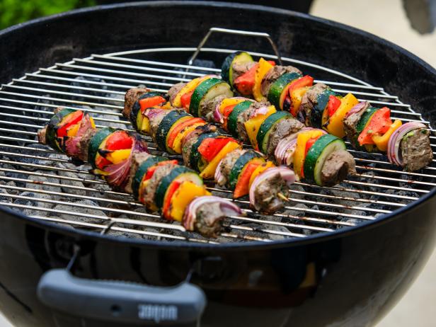 Cooking shish kabobs on grill sale