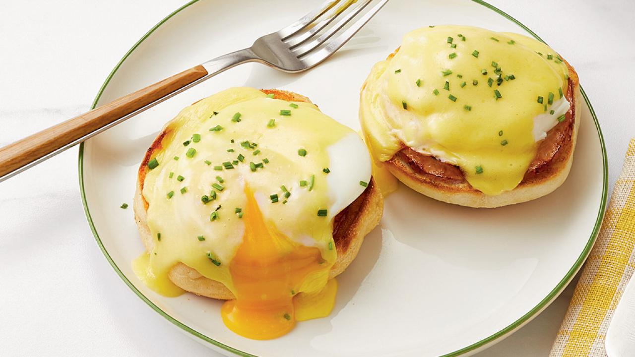 https://food.fnr.sndimg.com/content/dam/images/food/fullset/2020/04/03/0/FNM_050120-Classic-Eggs-Benedict_s4x3.jpg.rend.hgtvcom.1280.720.suffix/1585941172248.jpeg