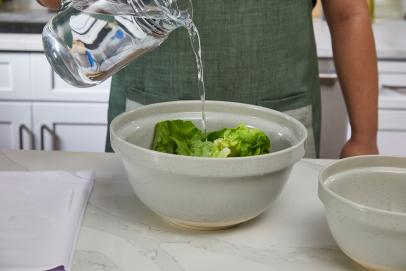 How to Wash Lettuce the Right Way: 2 Methods & FAQs