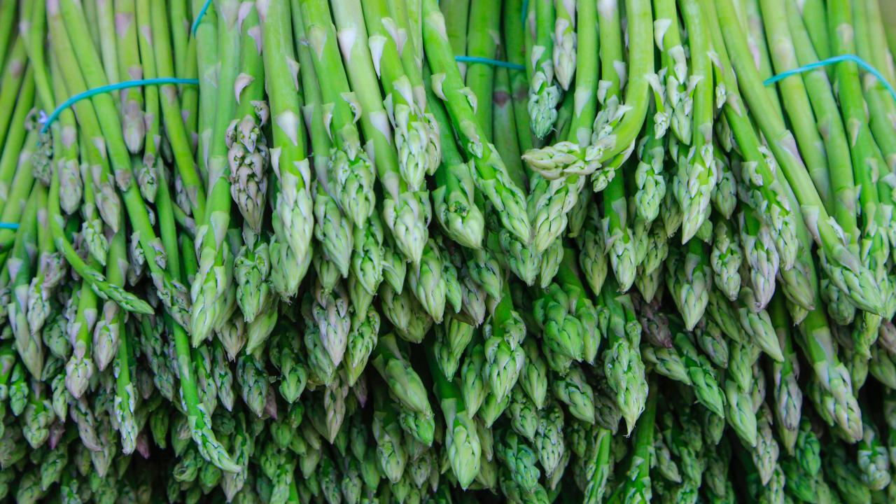 https://food.fnr.sndimg.com/content/dam/images/food/fullset/2020/04/30/FN_stock-image-getty-asparagus-spears_s6x4.jpg.rend.hgtvcom.1280.720.suffix/1588261053379.jpeg