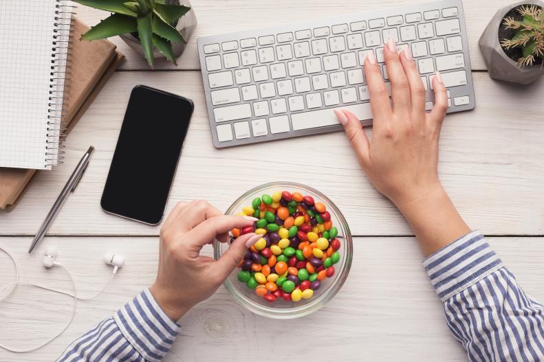 There’s nothing more distracting than an afternoon energy slump. Instead of rifling through your desk drawer for gummy bears, plan out balanced and satisfying snacks to energize your day until dinner. 
