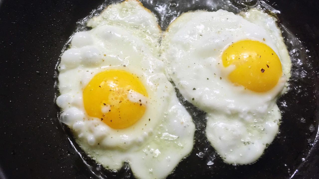 https://food.fnr.sndimg.com/content/dam/images/food/fullset/2020/06/04/crispy-fried-eggs.jpg.rend.hgtvcom.1280.720.suffix/1591287948588.jpeg