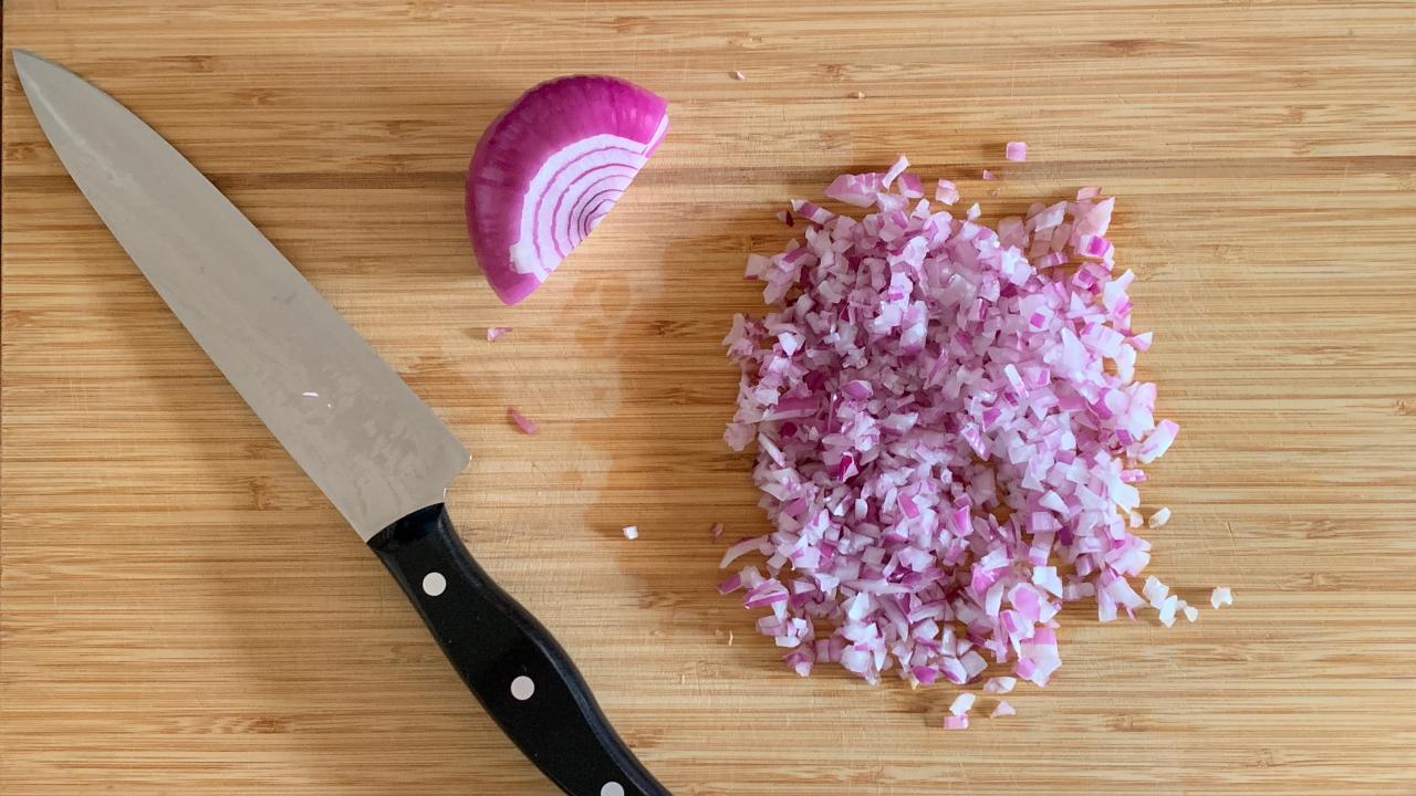 https://food.fnr.sndimg.com/content/dam/images/food/fullset/2020/06/16/knife-on-cutting-board-with-onions.jpg.rend.hgtvcom.1280.720.suffix/1592322984503.jpeg