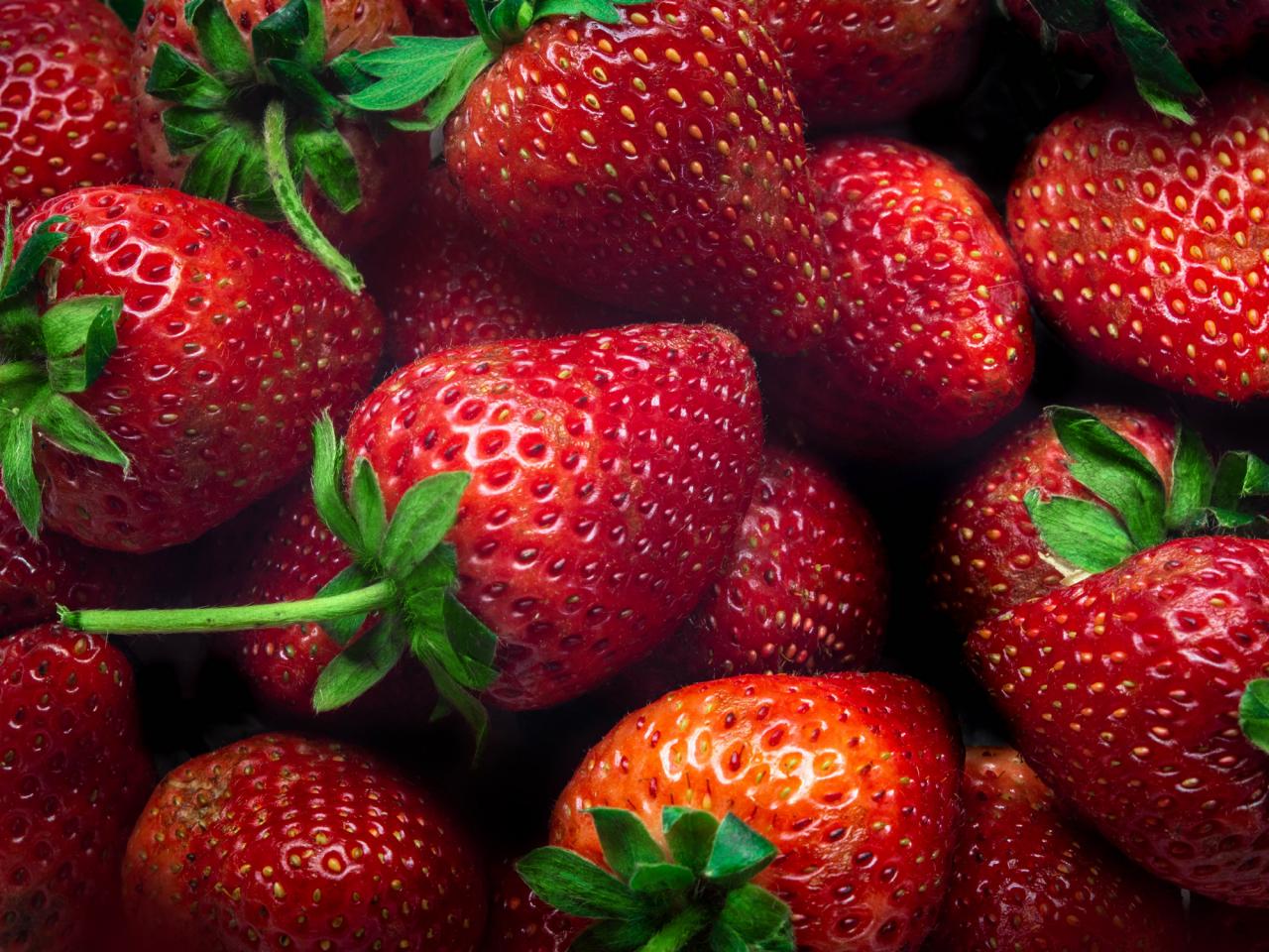 https://food.fnr.sndimg.com/content/dam/images/food/fullset/2020/06/17/fn_strawberries-getty_s4x3.jpg.rend.hgtvcom.1280.960.suffix/1592426374895.jpeg