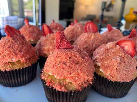 Ice Cream Truck-Style Strawberry Shortcake Cupcakes