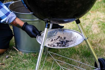 3 Ways to Clean a Charcoal Grill - wikiHow Life