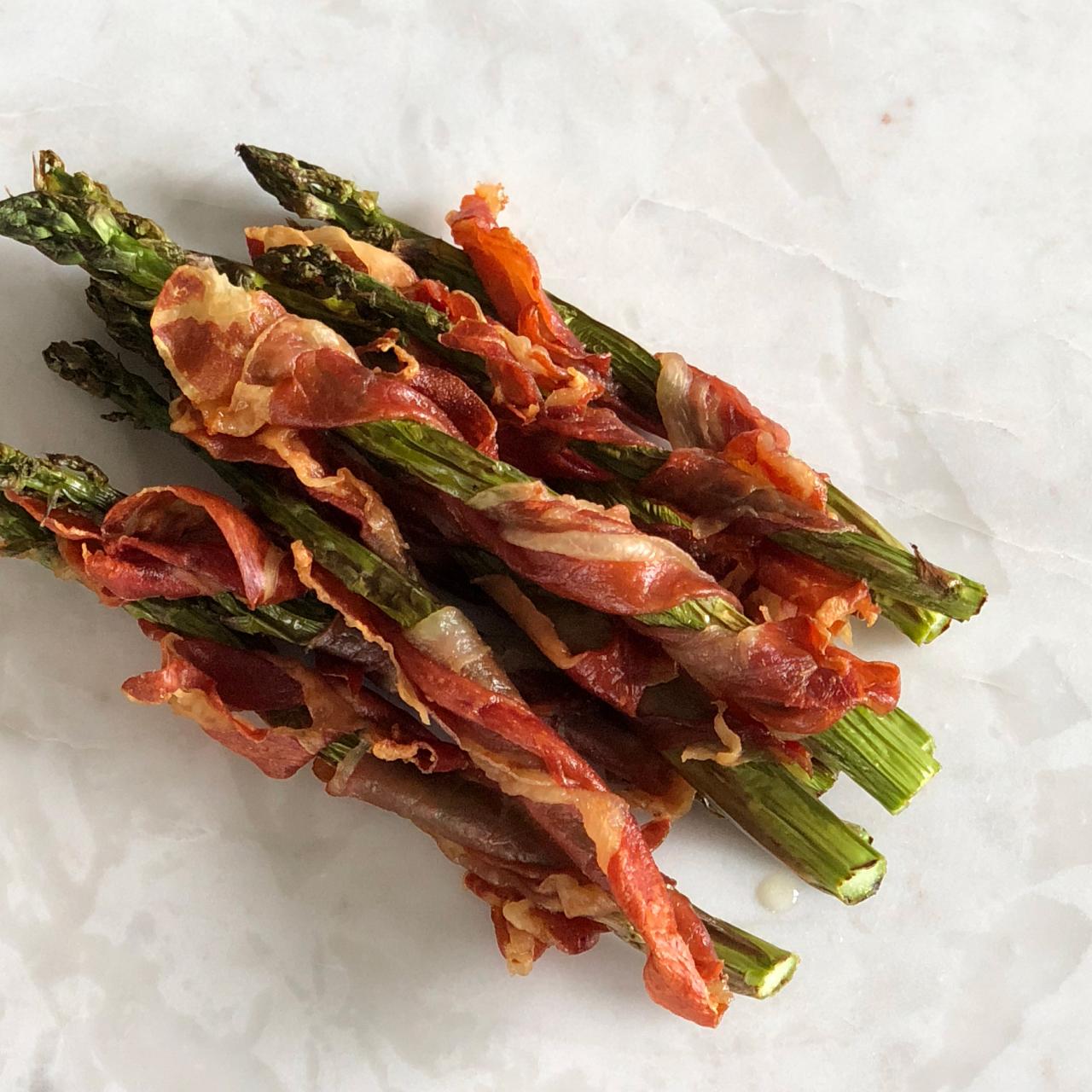 https://food.fnr.sndimg.com/content/dam/images/food/fullset/2020/07/06/fn_prosciutto-asparagus_s4x3.jpg.rend.hgtvcom.1280.1280.suffix/1594140570952.jpeg