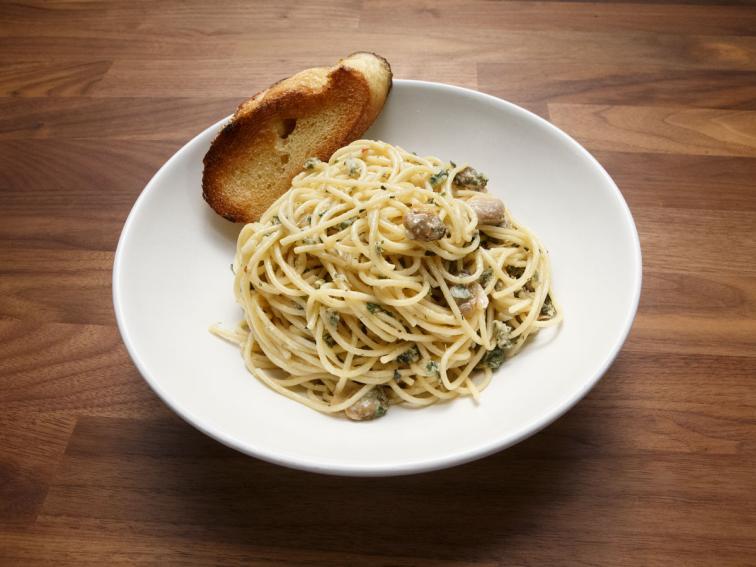 Spaghetti Alle Vongole Recipe | Anne Burrell | Food Network