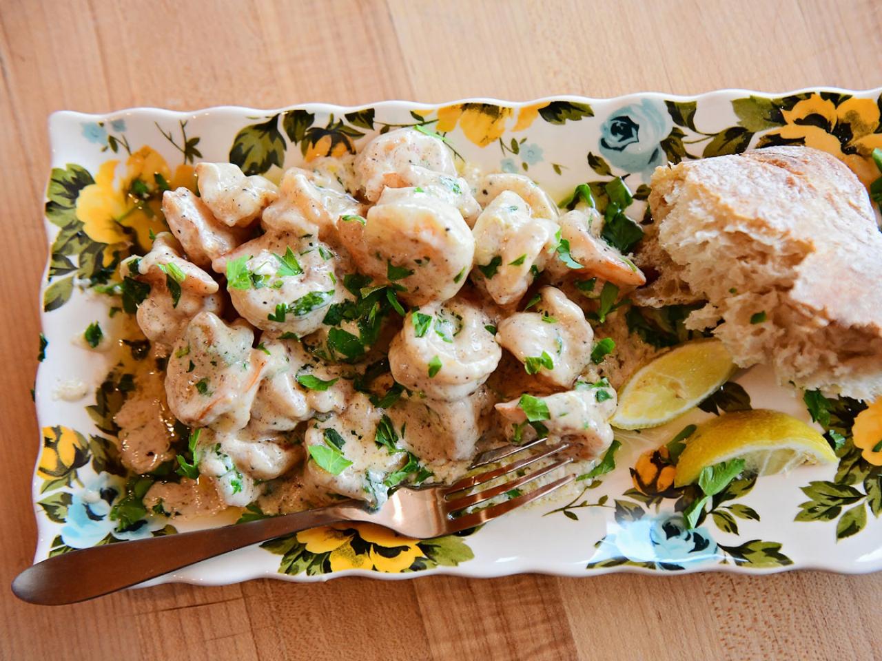 https://food.fnr.sndimg.com/content/dam/images/food/fullset/2020/07/15/8641187_lemon-shrimp-alfredo_s4x3.jpg.rend.hgtvcom.1280.960.suffix/1594842103387.jpeg