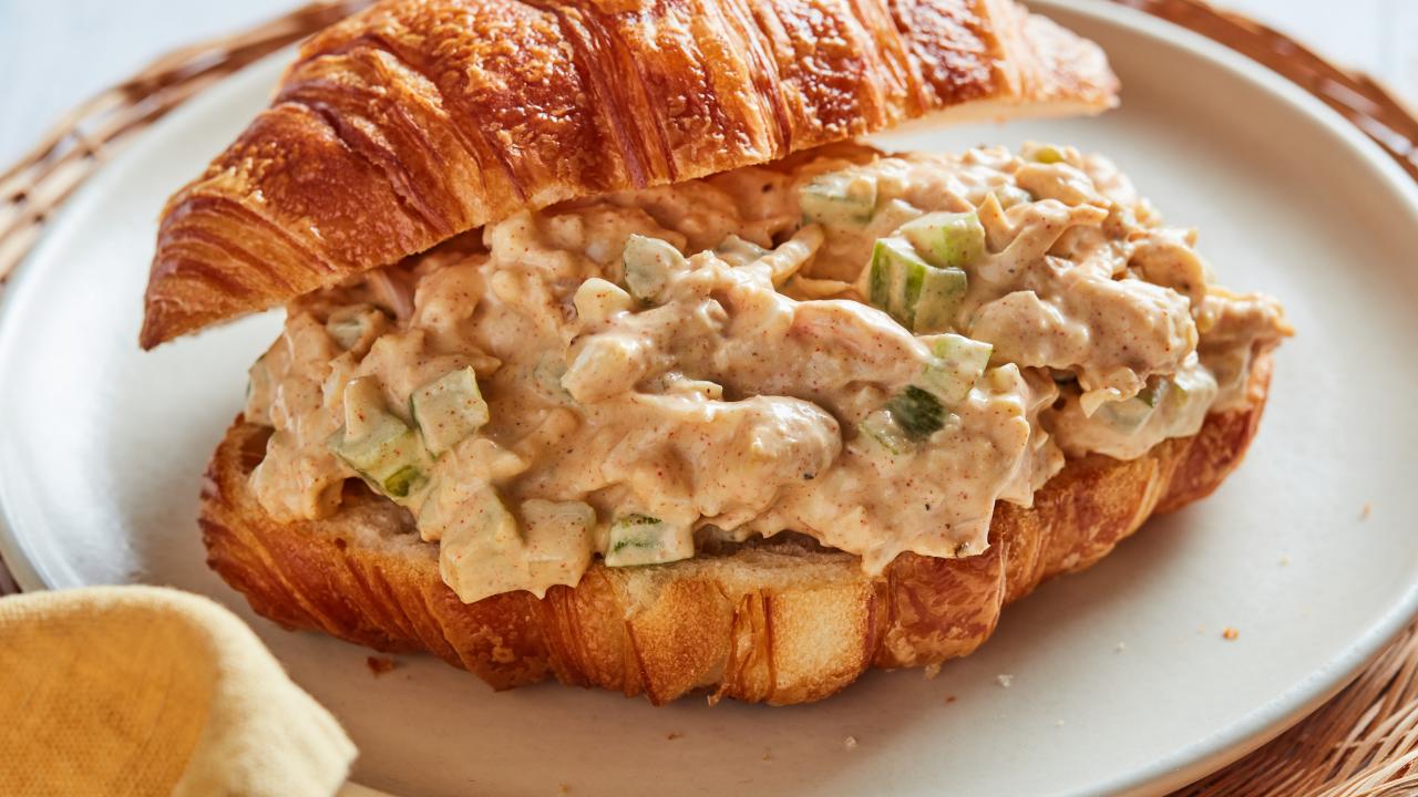 https://food.fnr.sndimg.com/content/dam/images/food/fullset/2020/07/31/QK105_Rotisserie-Chicken-Salad-Sandwich_s4x3_new.jpg.rend.hgtvcom.1280.720.suffix/1596229140731.jpeg