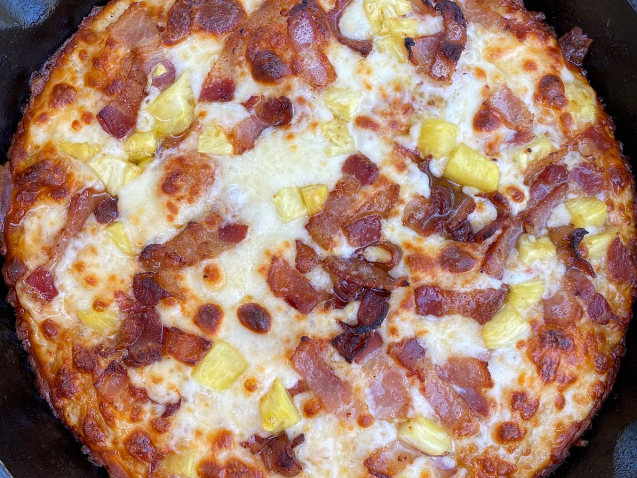 https://food.fnr.sndimg.com/content/dam/images/food/fullset/2020/08/11/KC2508_bacon-pineapple-pizza_s4x3.jpg.rend.hgtvcom.1280.960.suffix/1597160777558.jpeg