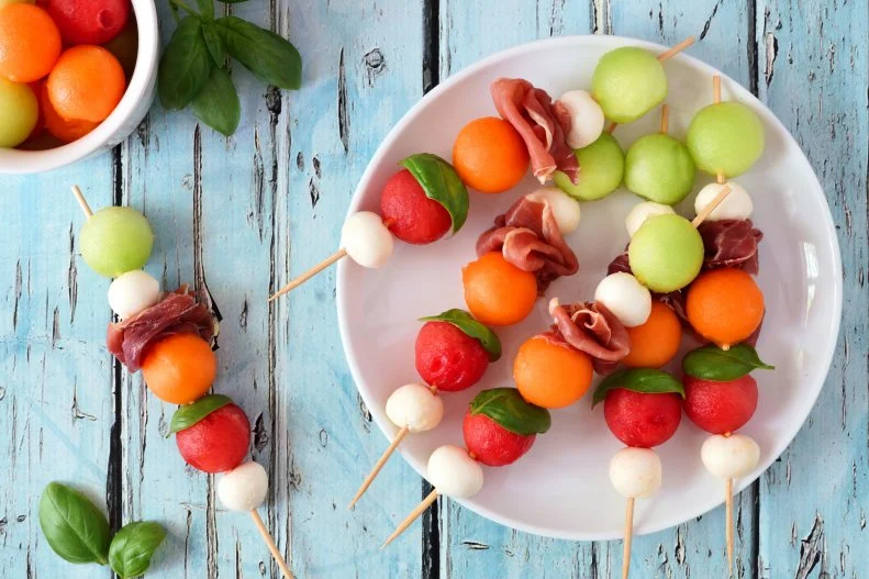 Thread some fresh ingredients on small skewers and feed a crowd of beachgoers with ease. Popular combos include mozzarella tomato and basil, melon, cucumber and prosciutto or Feta, olives and cucumber.