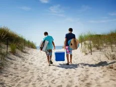 On sweltering summer days there’s no better place to beat the heat. Here is a hit list of dynamite beach bites, plus a few tips on how to pack them up safely. 