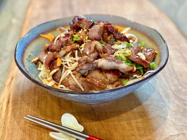Vietnamese Grilled Pork and Rice Vermicelli Noodle Bowl_image