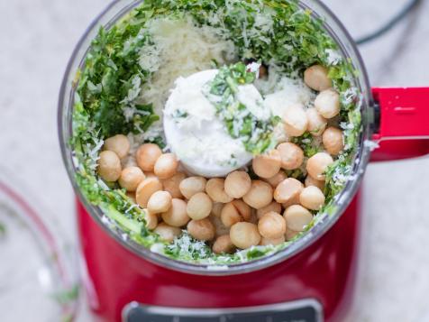 When to Use a Blender Versus a Food Processor in the Kitchen