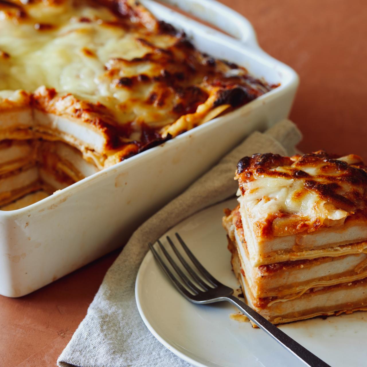 https://food.fnr.sndimg.com/content/dam/images/food/fullset/2020/09/08/0/FNK_Chicken-Parmesan-Lasagna_H2_s4x3.jpg.rend.hgtvcom.1280.1280.suffix/1599569055125.jpeg