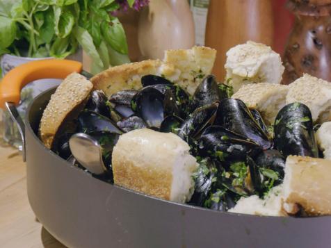 Super Simple Supper of Mussels with White Wine and Garlic Toast