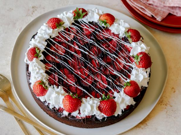 Strawberry Summer Cake Recipe - How to make Eggless Strawberry Cake