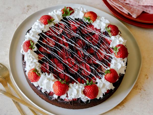 Fresh Strawberry Cake With Strawberry Buttercream