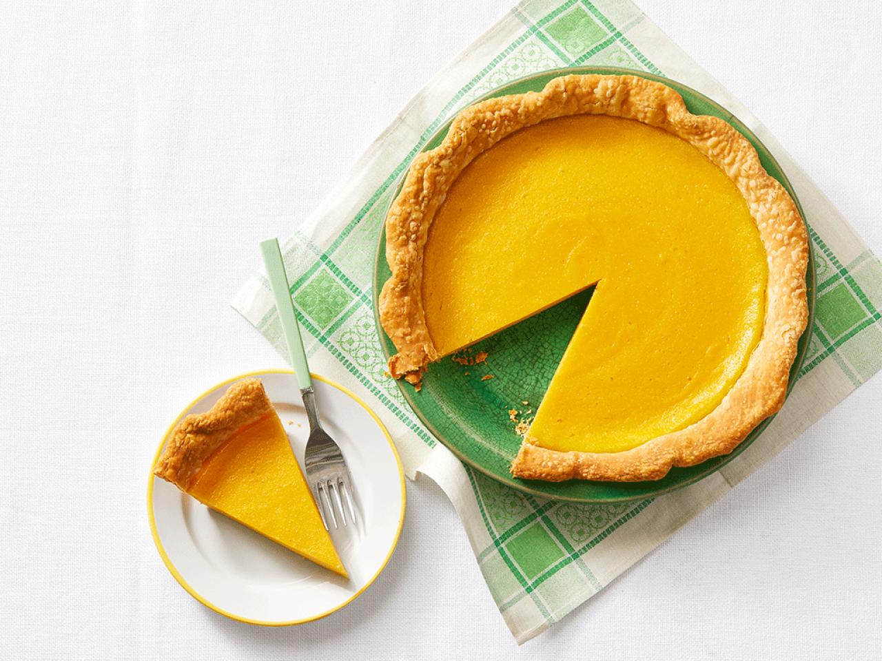 https://food.fnr.sndimg.com/content/dam/images/food/fullset/2020/09/28/0/FNM_110120-Squash-Pie_s4x3.jpg.rend.hgtvcom.1280.960.suffix/1601303624867.jpeg