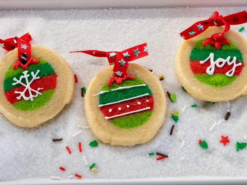 Contestant Chelsea Hunt's dish is "Classic Christmas Ornament", classic sugar cookie vanilla royal icing, as seen on Christmas Cookie Challenge, Season 3.
