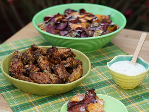 Spicy Herb Grilled Wings with Veggie Chips_image