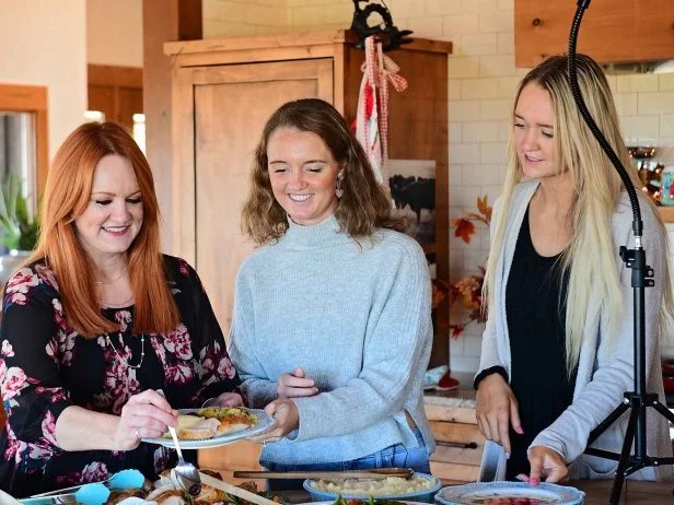 Ree Drummond, Alex Drummond and Paige Drummond and Simple Roast Turkey, Cornbread and Sausage Dressing, Classic Gravy and Green Beans with Tomatoes ,as seen on Pioneer Woman, Special 53.
