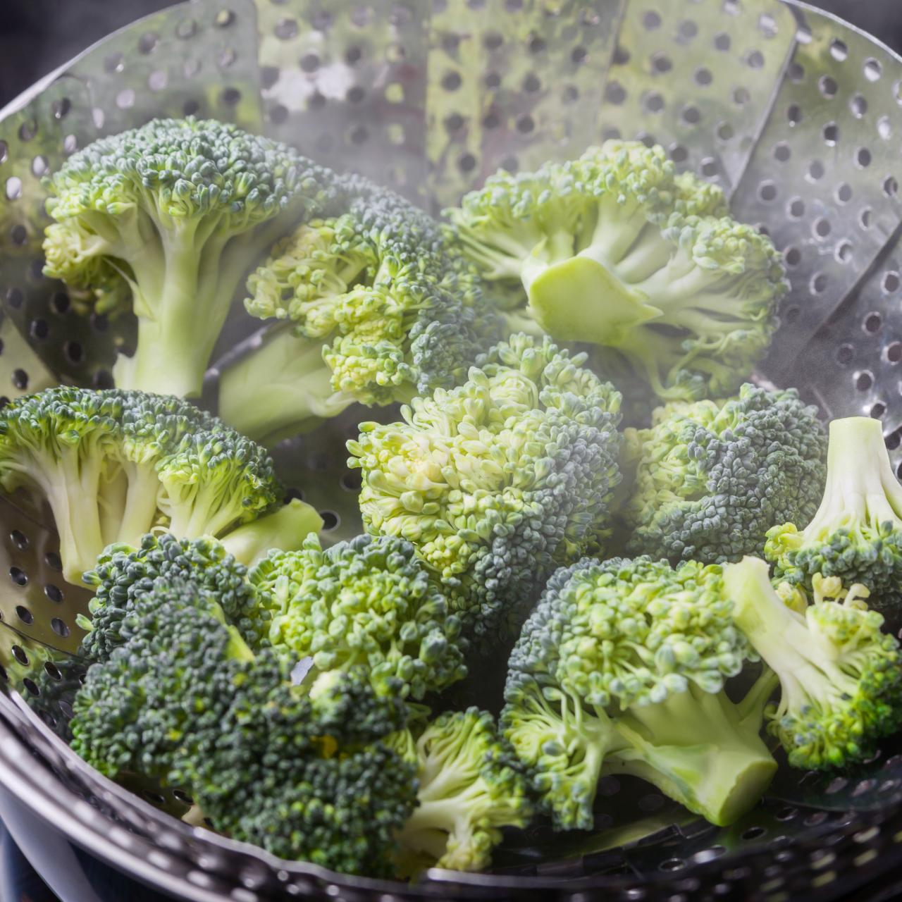 https://food.fnr.sndimg.com/content/dam/images/food/fullset/2020/11/10/broccoli-in-steaming-basket.jpg.rend.hgtvcom.1280.1280.suffix/1605060294784.jpeg