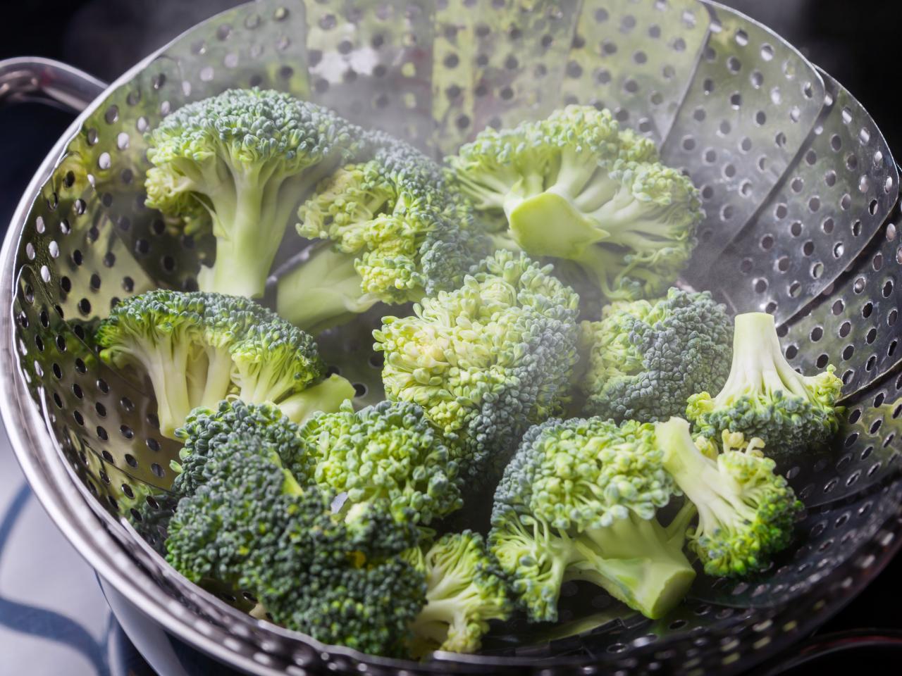 Steamed Broccoli Recipe (With and Without Steamer Basket)