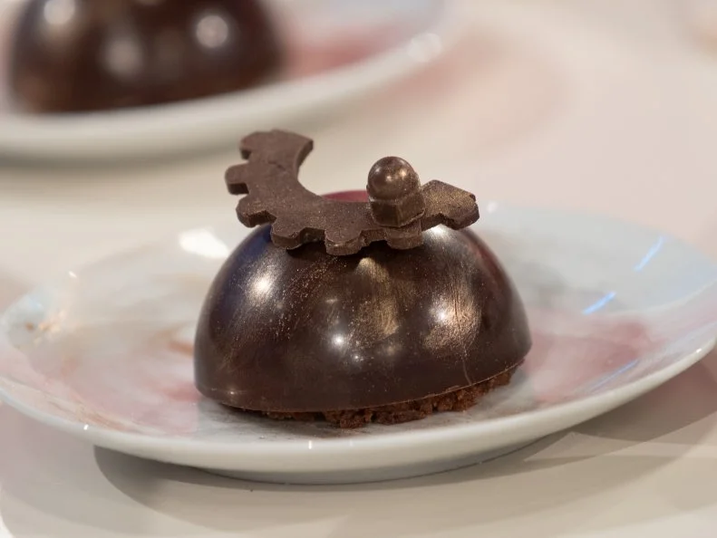 Mini treats created by the (pink) TEAM.Mini Treat with these ingredients: .- Dark & Milk Chocolate Crunch Pearls  *Crunch Element, Cocoa Nibs  *Crunch Element, Hazelnuts *Crunch Element.and Raspberry Jam, as seen on Candyland, Season 1.