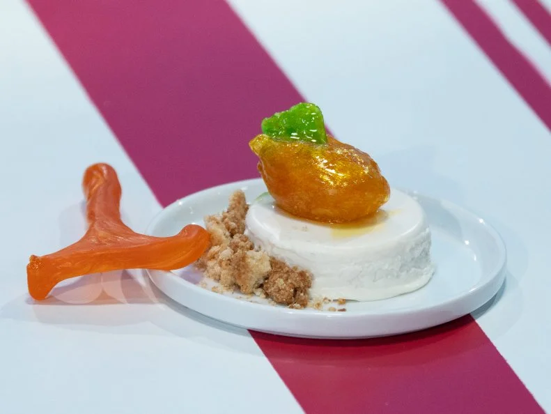 Mini treat created by contestant Jewel Johnson with the following ingredients:  salted brown sugar crumble topped with a coconut panna cotta. Then there is a blown sugar peach that's filled with a champagne nectarine coulis (gooey center).  It is served with a sugar "gardening tool" to break it open, as seen on Candyland, Season 1.