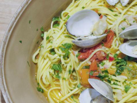 Linguine con Vongole e Pomodorini Freschi
